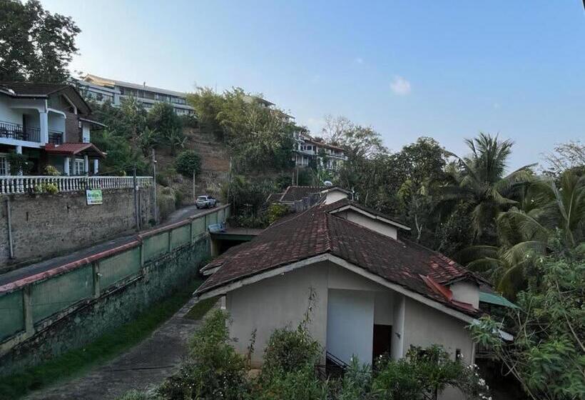 اتاق استاندارد سه تخته با بالکن, Bellevue Retreat