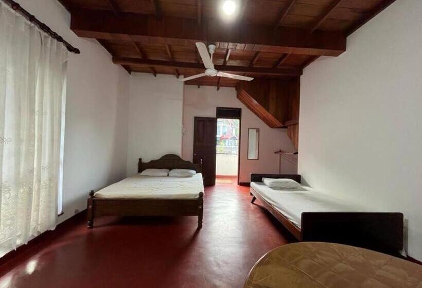 اتاق استاندارد سه تخته با بالکن, Bellevue Retreat