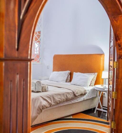 اتاق لوکس, Mangohouse
