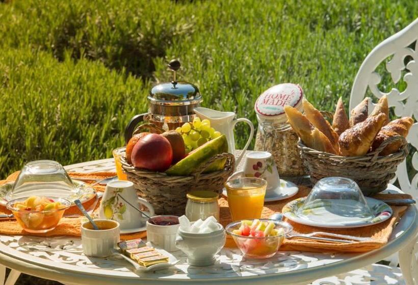 اتاق سوپریور با چشم‌انداز, Les Carmes And Spa