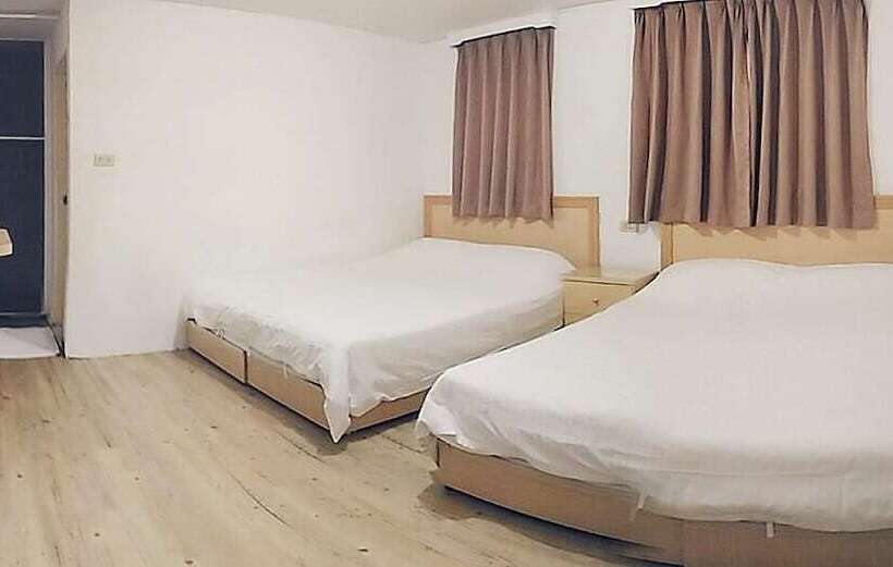 اتاق استاندارد چهار تخته, Chia Rong Hostel