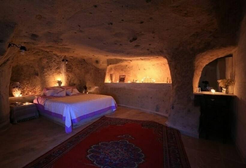 자쿠지 스위트, Jerveni Cave