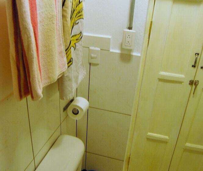 اتاق استاندارد با تخت‌های تاشو, Island Life Hostel