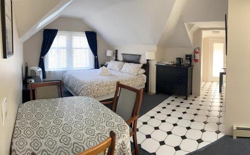 ペントハウススイート, Douglas Guest House