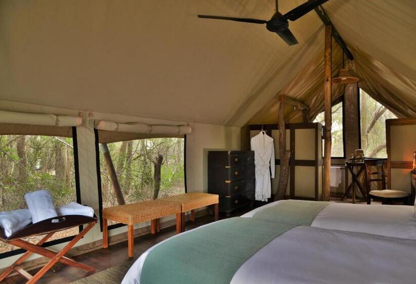 چادر با خدمات رفاهی لوکس, Rhino Walking Safaris