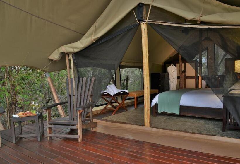 چادر با خدمات رفاهی لوکس, Rhino Walking Safaris
