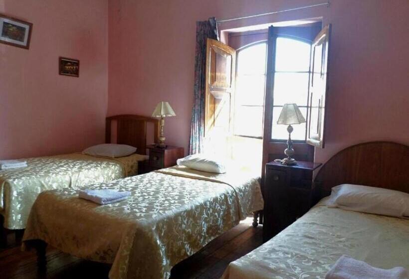 스탠다드 트리플 룸, Hostal Lluvia De Oro