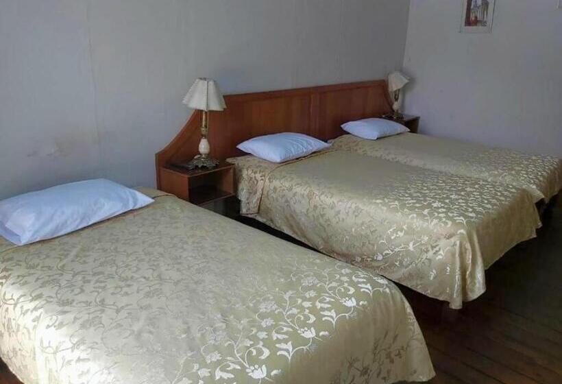 스탠다드 트리플 룸, Hostal Lluvia De Oro
