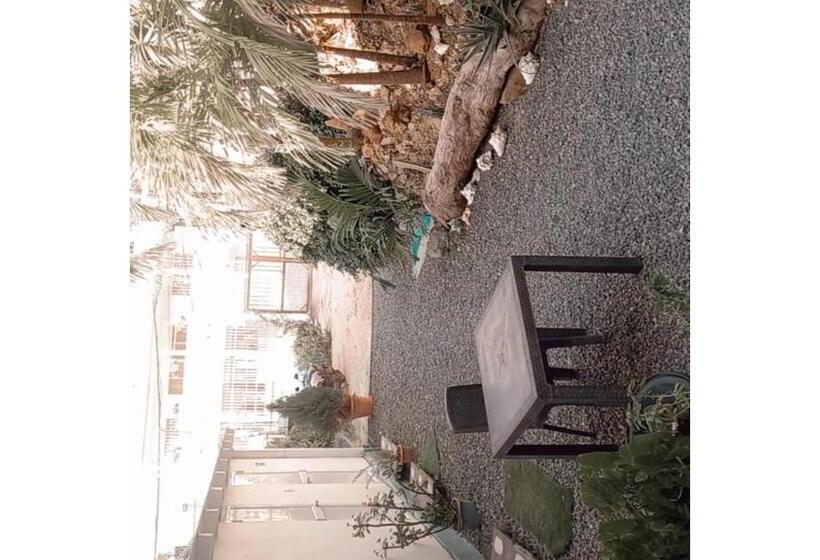 标准三人间, The Rock House Eco
