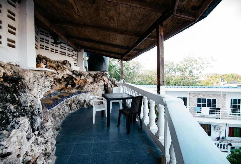 اتاق استاندارد سه نفره, The Rock House Eco