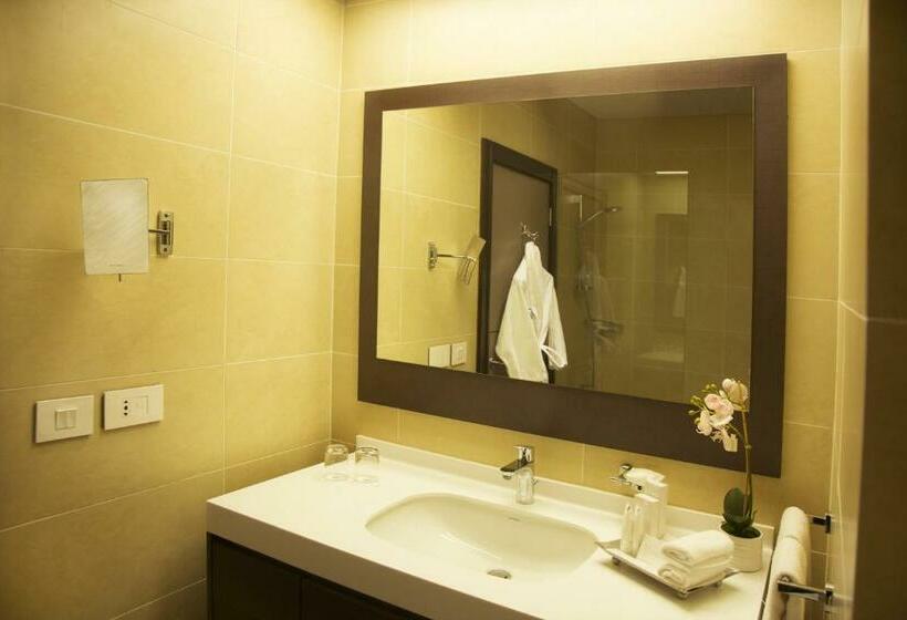استودیوی لوکس, Kin Plaza Arjaan By Rotana