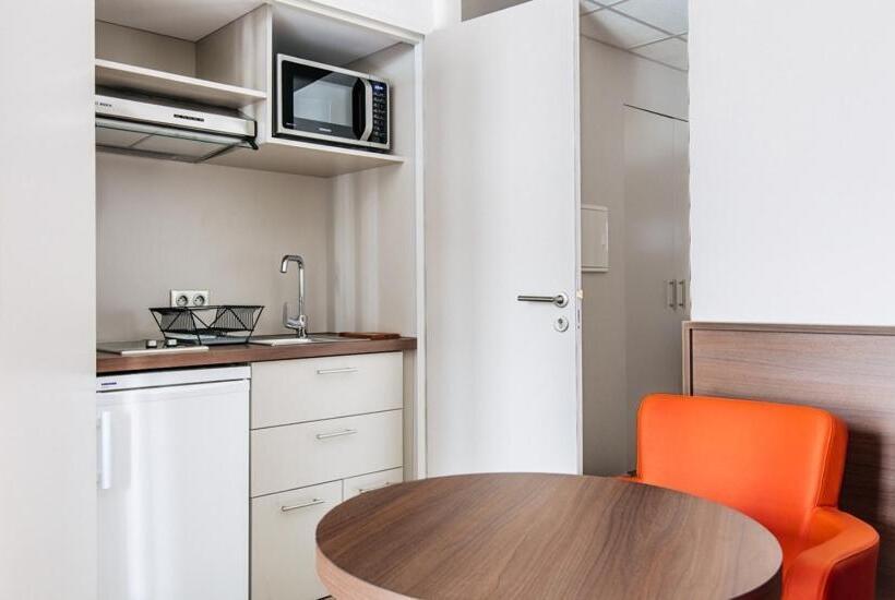 חדר סטודיו סטנדרד, Café Du Trinquet