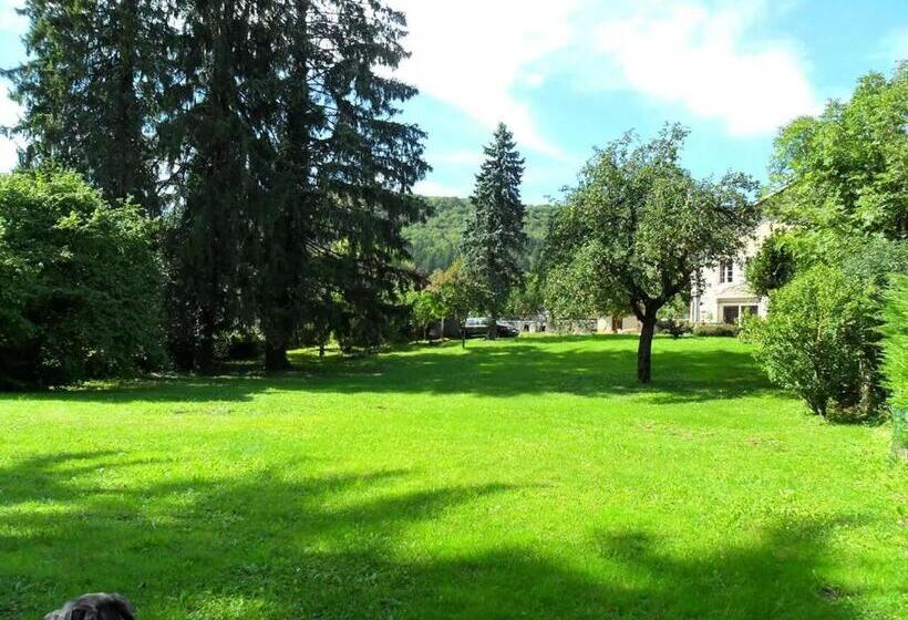 Семейный Номер, A La Grenouille Du Jura
