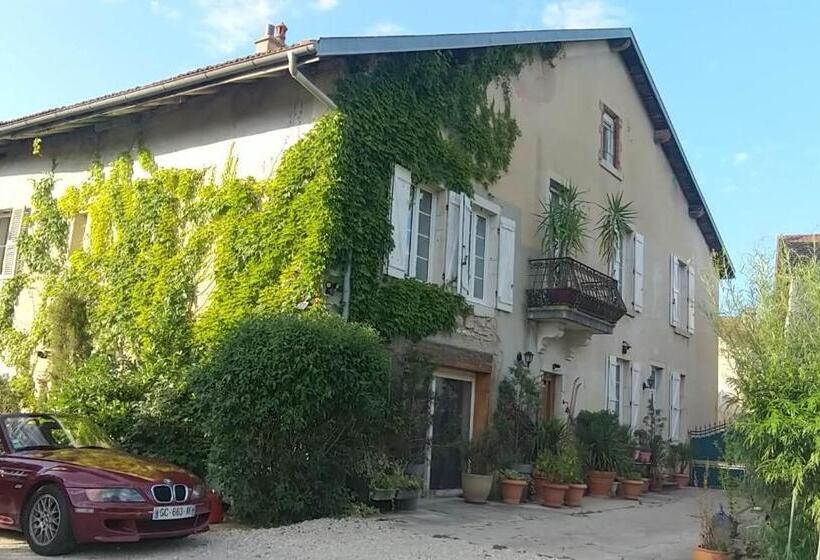 غرفة عائلية, A La Grenouille Du Jura