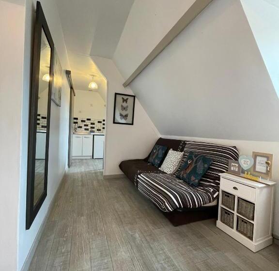 이그제큐티브 스튜디오, Manoir De La Houlette