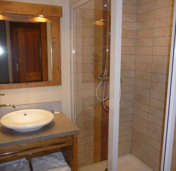 اتاق استاندارد سه نفره, Chalet Hôtel Le Beausoleil, The Originals Relais