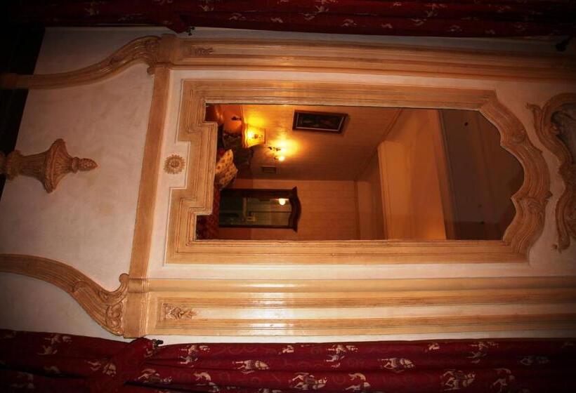 سوییت جونیور, Hôtel Du Fiacre
