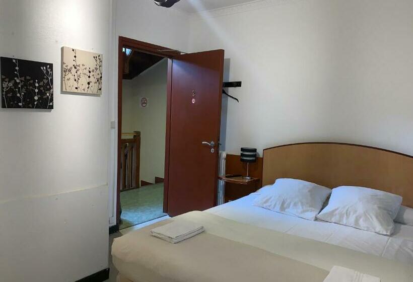 Номер Стандарт, Hôtel Mondial