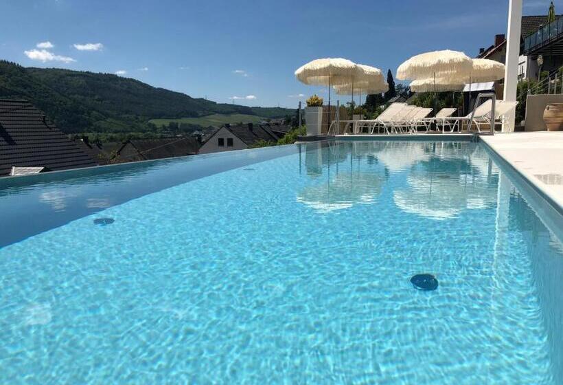 Полулюкс Вид на Бассейн, Weingut Aparthotel Olinger