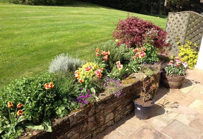 غرفة عائلية مطلّة علي الحديقة, West Plean House