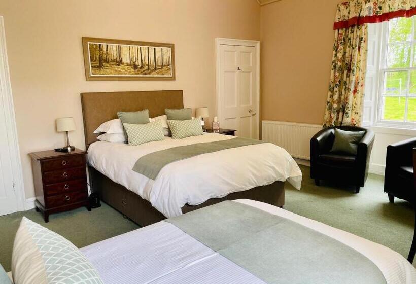 غرفة عائلية مطلّة علي الحديقة, West Plean House