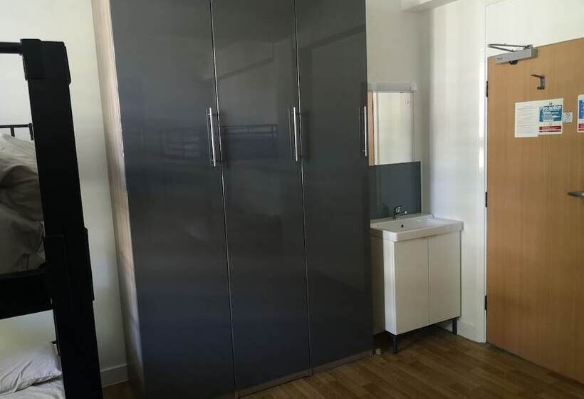 Кровать в Общей Комнате, Bowden Court