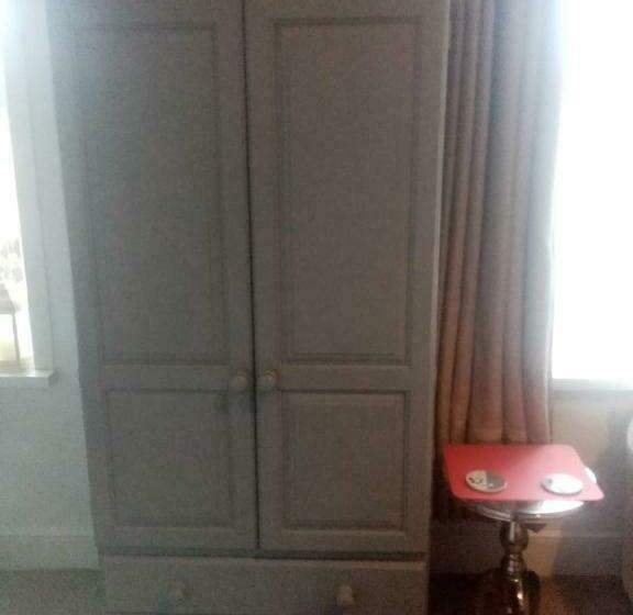اتاق خانوادگی, Lea Hurst B & B
