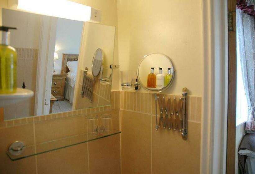 חדר משפחתי, Newcourt Barton