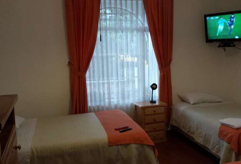اتاق استاندارد چهار تخته, Heritage Inn