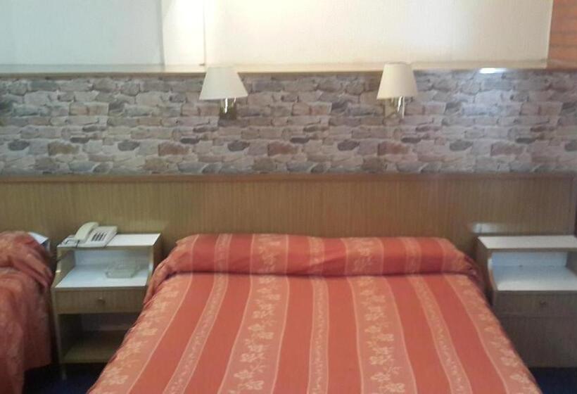 Habitación Triple Estándar, Diplomat