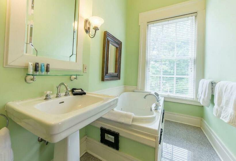 Люкс Deluxe Кровать Кинг, Bourbon Manor Bed & Breakfast Inn