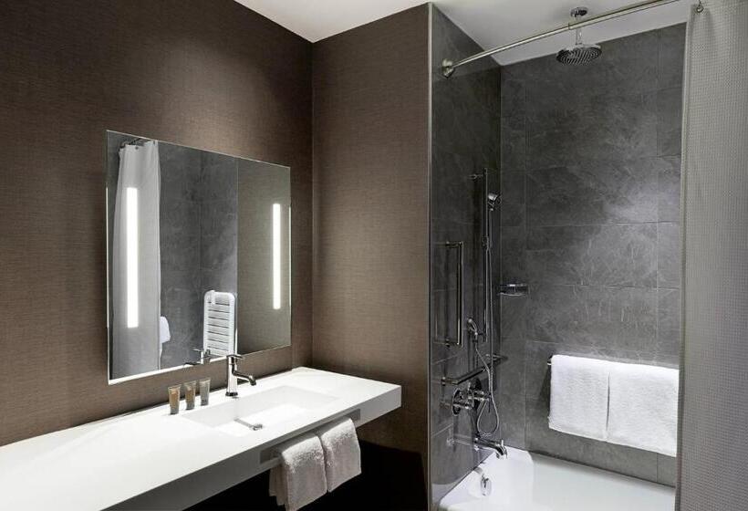 اتاق استاندارد با تخت بزرگ برای معلولان, Ac Hotel By Marriott Raleigh North Hills