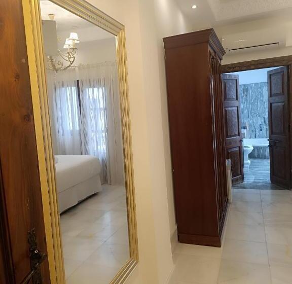 اتاق لوکس با وان آب گرم, Suite Comares