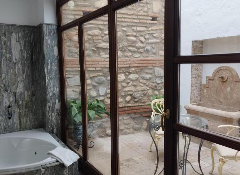 اتاق لوکس با وان آب گرم, Suite Comares