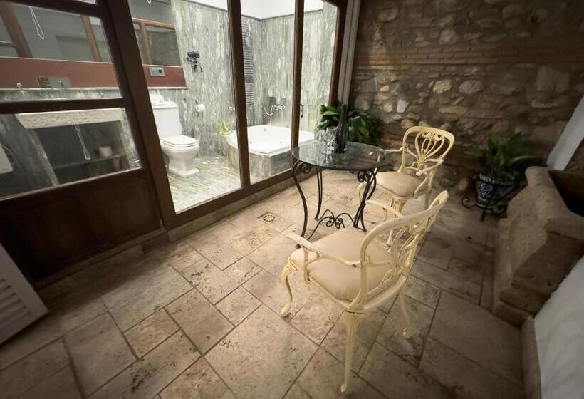 اتاق لوکس با وان آب گرم, Suite Comares