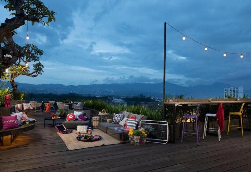 Люкс Кровать Квин, Moxy Bandung