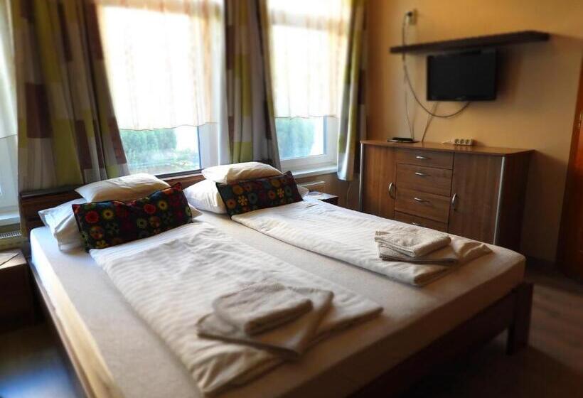 Quarto Familiar, Médea Apartman