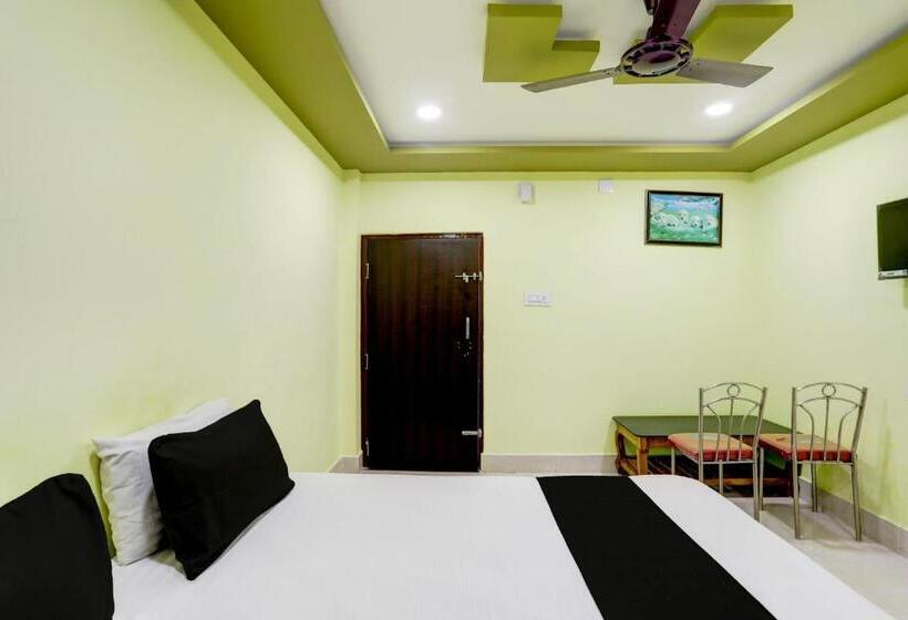 اتاق کلاسیک سه تخته, Oyo Gurukrupa Lodge