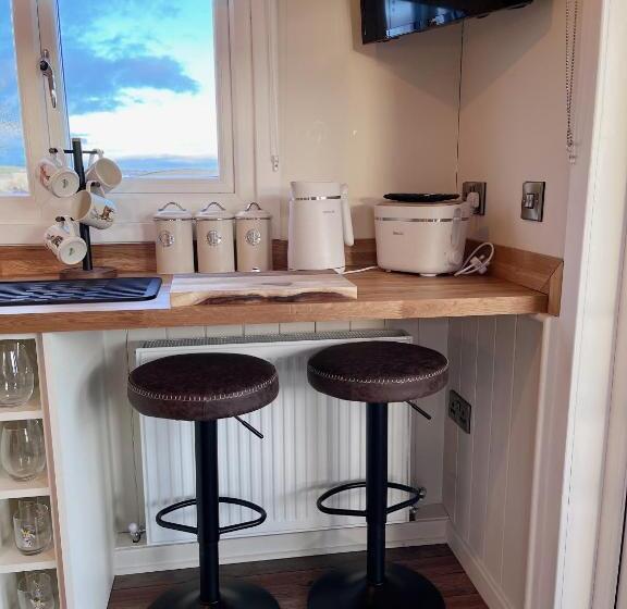 بنگله خانوادگی, Capledrae Farmstay Shepherds Huts