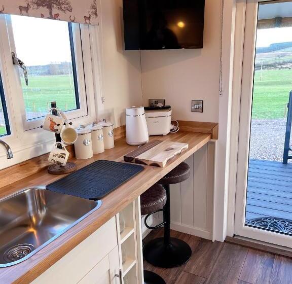 بنگله خانوادگی, Capledrae Farmstay Shepherds Huts