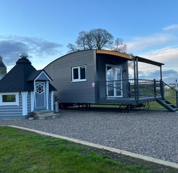 بنگله خانوادگی, Capledrae Farmstay Shepherds Huts