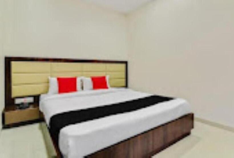 Номер Deluxe, Pritam Palace , Dhule