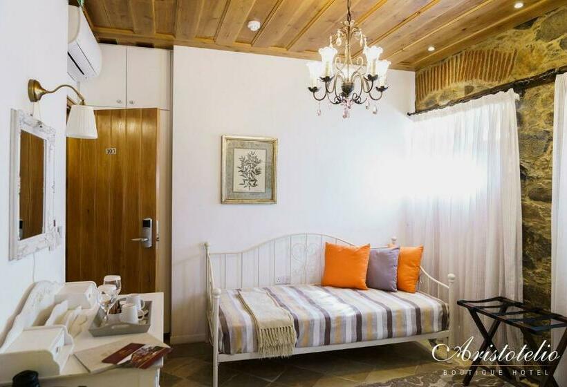 سوییت لوکس, Aristotelio Boutique