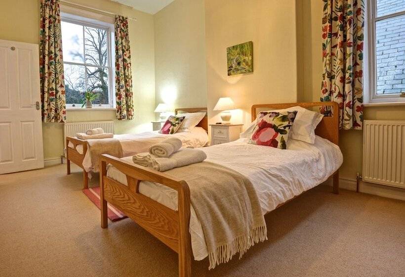 Номер Стандарт, Grosmont House