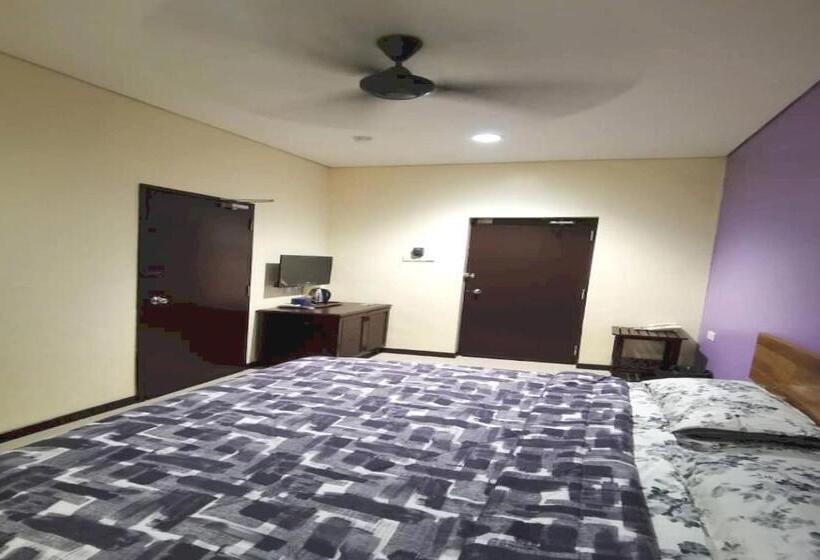 اتاق لوکس با تخت بزرگ, Oyo 90883 Pavilion Inn