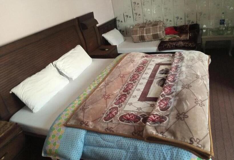 اتاق استاندارد سه تخته با بالکن, Al Sadiq Guest House