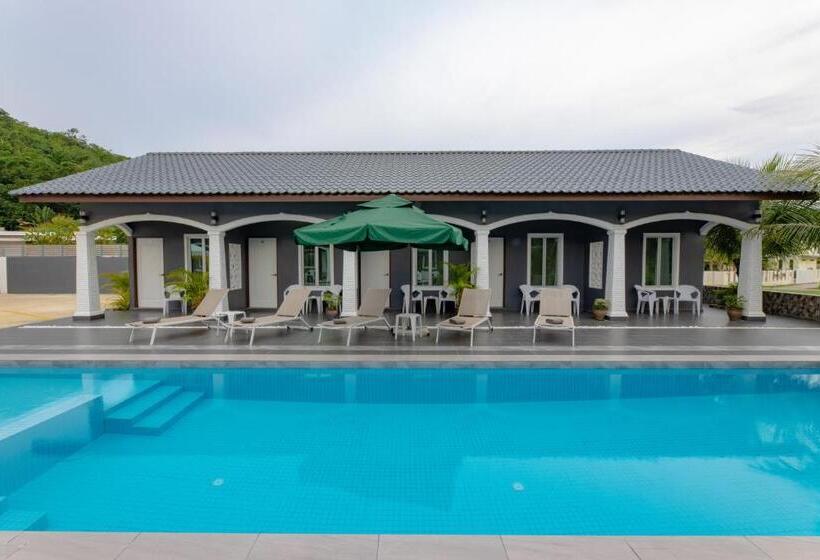 Quarto Triplo Estandar, Cenang Rooms With Pool By Virgo Star Resort