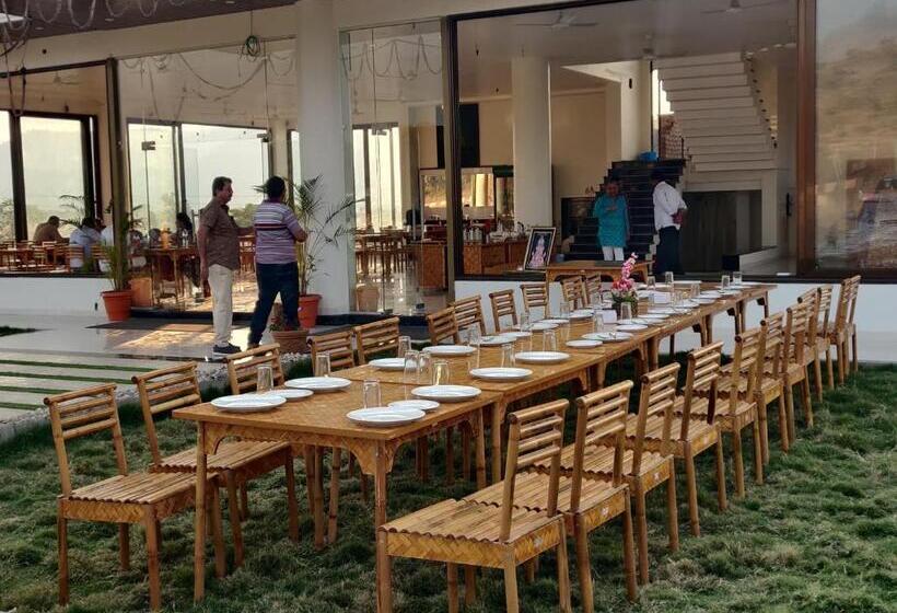 Номер Deluxe Кровать Кинг, Ajanta Green Restaurant And Resort