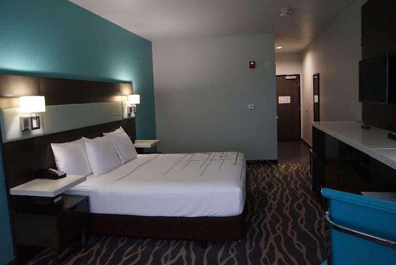 מיטת קינג בסוויטה, Home2 Suites By Hilton Nokomis Sarasota Casey Key