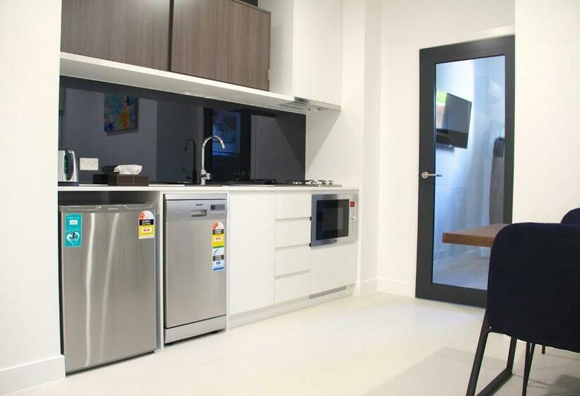 스위트, Whitehorse Apartment